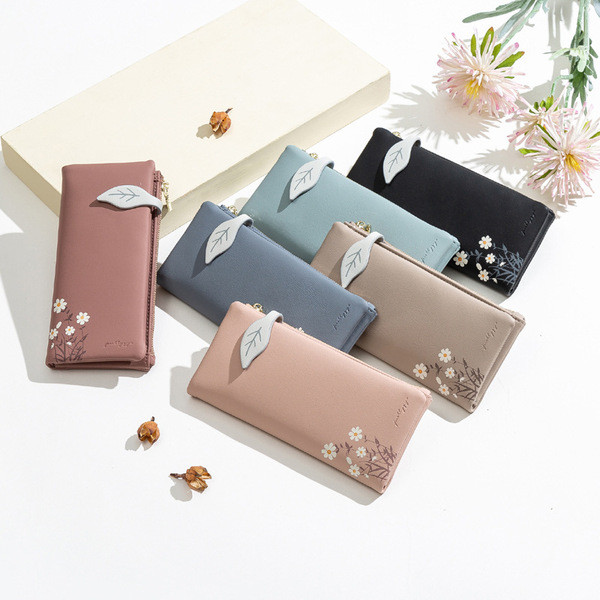 Sieviešu ādas maks ar rāvējslēdzēju un ziediem