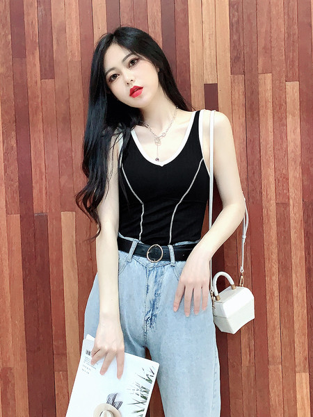 Ikdienas sieviešu tops ar špica kakla izgriezumu melnā krāsā