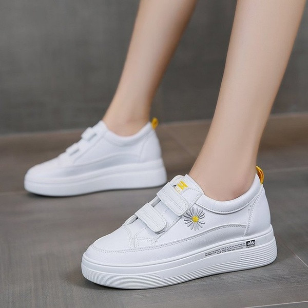 Casual γυναικεία αθλητικά παπούτσια με κέντημα και λουράκια βελκρό