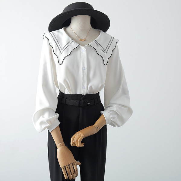 Moderns sieviešu krekls ar apaļu kakla izgriezumu