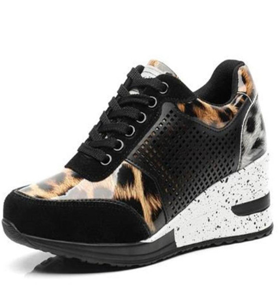 UUS läikiva efektiga ja paeltega naiste tossude mudel