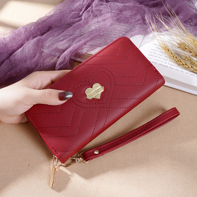 Sieviešu maks ar rāvējslēdzēju un metāla sirdi