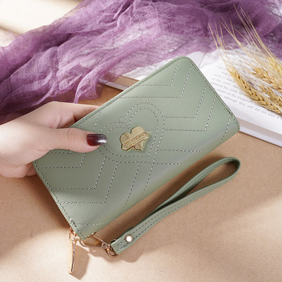 Sieviešu maks ar rāvējslēdzēju un metāla sirdi