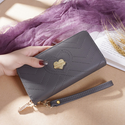 Sieviešu maks ar rāvējslēdzēju un metāla sirdi