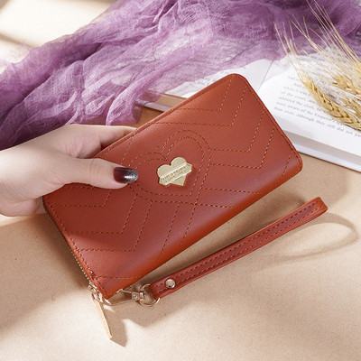 Sieviešu maks ar rāvējslēdzēju un metāla sirdi