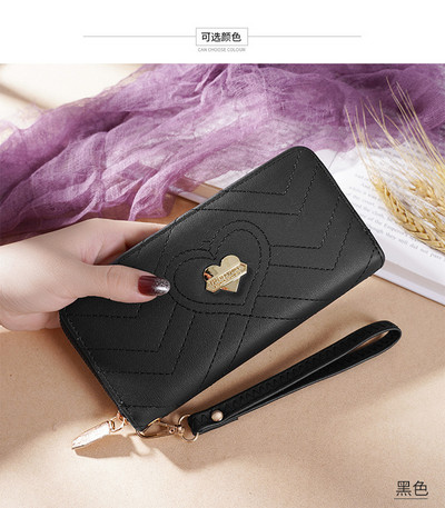 Sieviešu maks ar rāvējslēdzēju un metāla sirdi