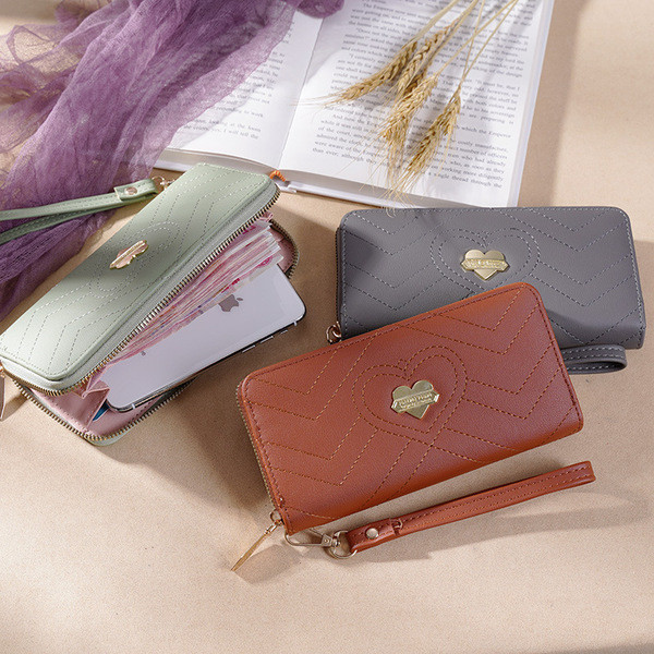 Sieviešu maks ar rāvējslēdzēju un metāla sirdi