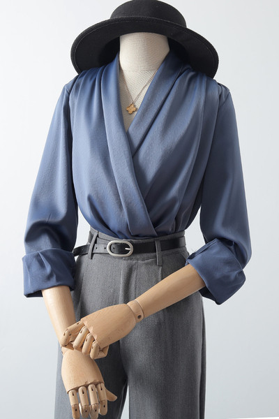 Moodne sügava spitsikaelusega naiste särk