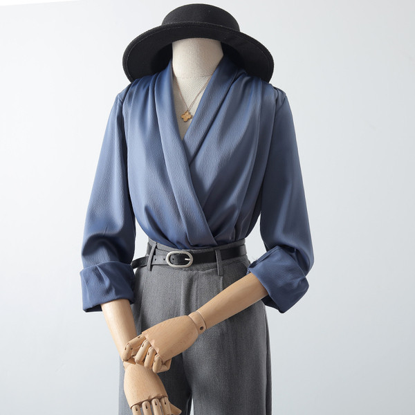 Moodne sügava spitsikaelusega naiste särk