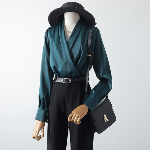 Moodne sügava spitsikaelusega naiste särk