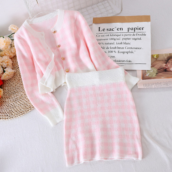 Kockás kötött női öltöny két részből áll