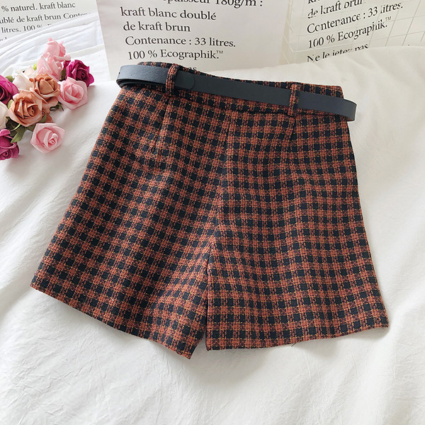 Kockás női nadrág övvel