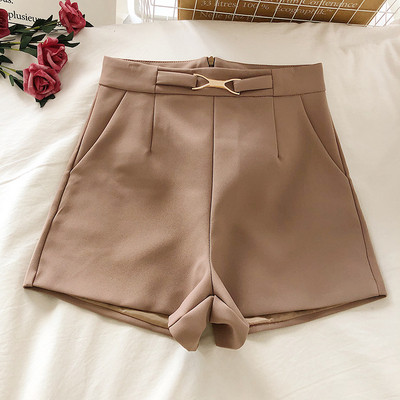 Moodsad kõrge vöökoha ja taskutega lühikesed püksid