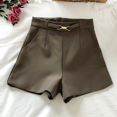 Moodsad kõrge vöökoha ja taskutega lühikesed püksid