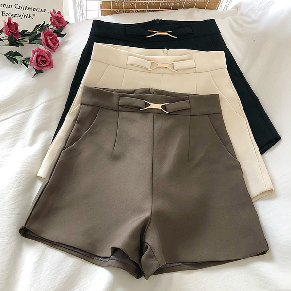 Moodsad kõrge vöökoha ja taskutega lühikesed püksid