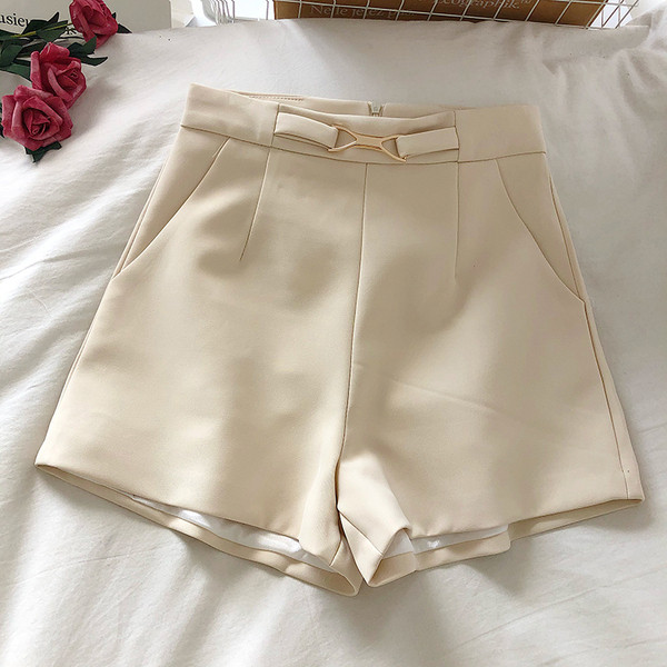 Moodsad kõrge vöökoha ja taskutega lühikesed püksid