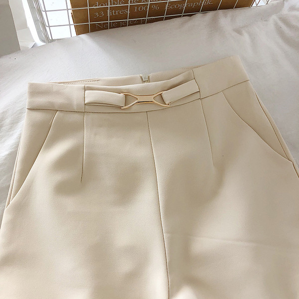 Moodsad kõrge vöökoha ja taskutega lühikesed püksid