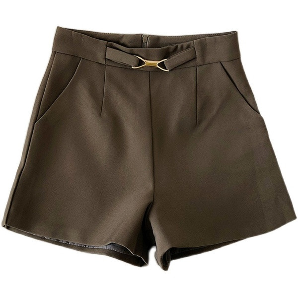 Moodsad kõrge vöökoha ja taskutega lühikesed püksid