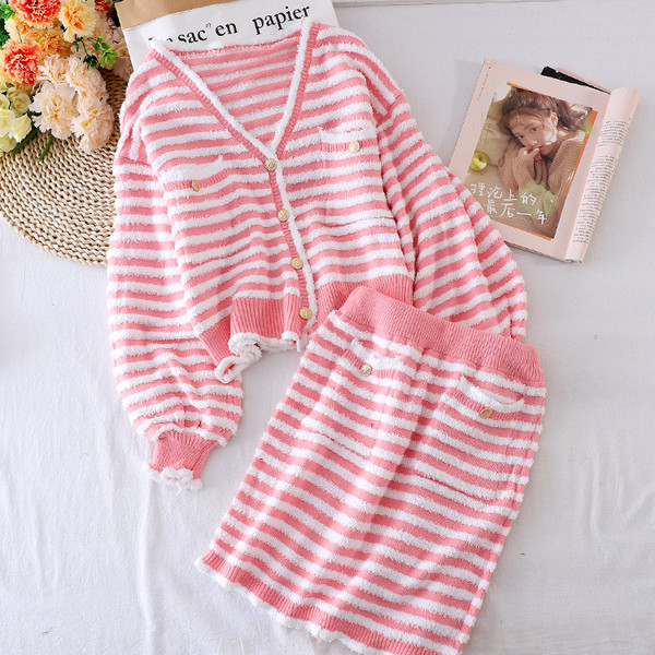 Triibuline kootud naiste komplekt kahest osast