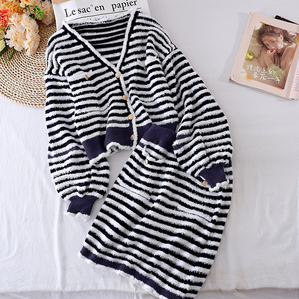 Triibuline kootud naiste komplekt kahest osast