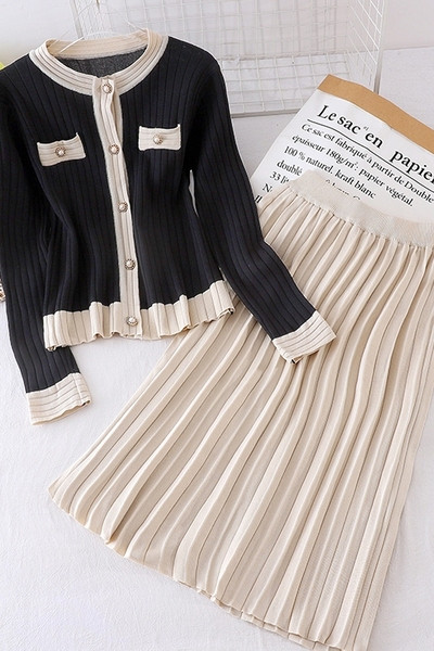 Vékony kötés női szett - közepes hosszúságú kardigán és szoknya