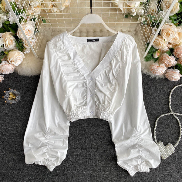 Alkalmi női rövid ing spitz nyakkivágással és hosszú ujjakkal