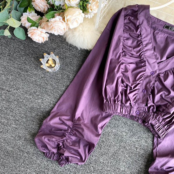 Alkalmi női rövid ing spitz nyakkivágással és hosszú ujjakkal