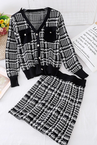 Női szett mellényt és szoknyát tartalmaz