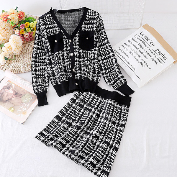 Női szett mellényt és szoknyát tartalmaz