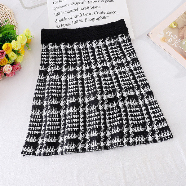 Női szett mellényt és szoknyát tartalmaz