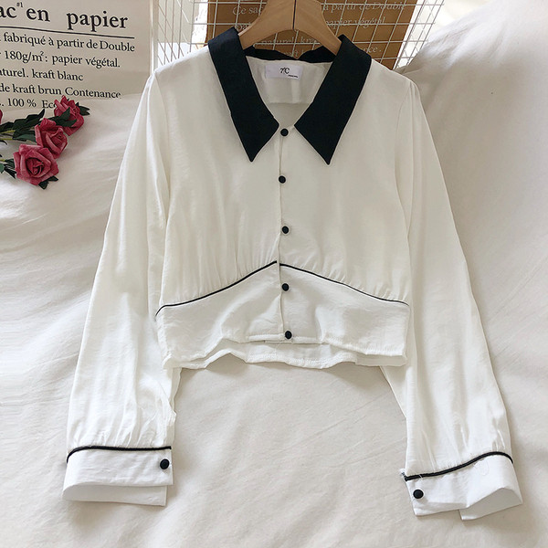 Ρετρό γυναικείο πουκάμισο με λαιμόκοψη και κουμπί