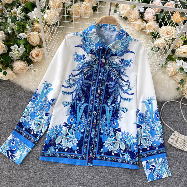 Klassikalise krae ja värvilise mustriga vabaaja naiste särk