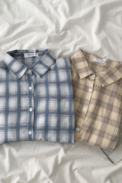 Kockás női ing gombokkal és hosszú ujjú