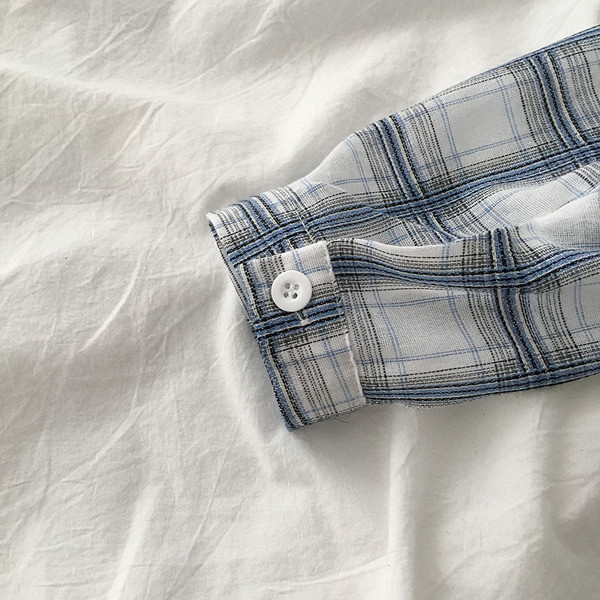 Kockás női ing gombokkal és hosszú ujjú