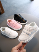 Vaikiški sportbačiai mergaitėms iš eko odos plokščiu padu ir lipdukais