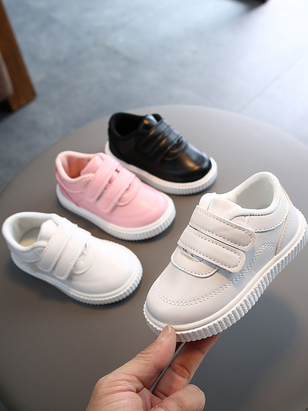 Vaikiški sportbačiai mergaitėms iš eko odos plokščiu padu ir lipdukais