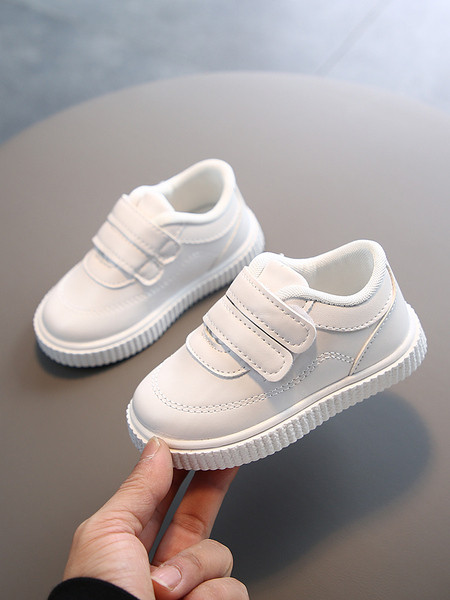 Vaikiški sportbačiai mergaitėms iš eko odos plokščiu padu ir lipdukais