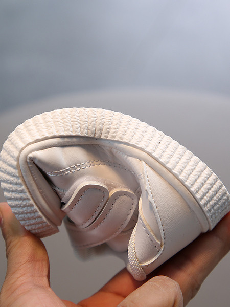 Vaikiški sportbačiai mergaitėms iš eko odos plokščiu padu ir lipdukais