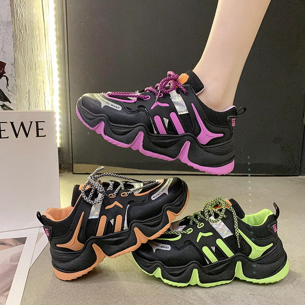 Σύγχρονα γυναικεία αθλητικά παπούτσια με χρωματιστή τραχιά σόλα και κορδόνια