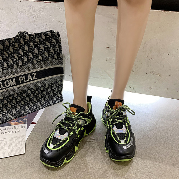 Σύγχρονα γυναικεία αθλητικά παπούτσια με χρωματιστή τραχιά σόλα και κορδόνια