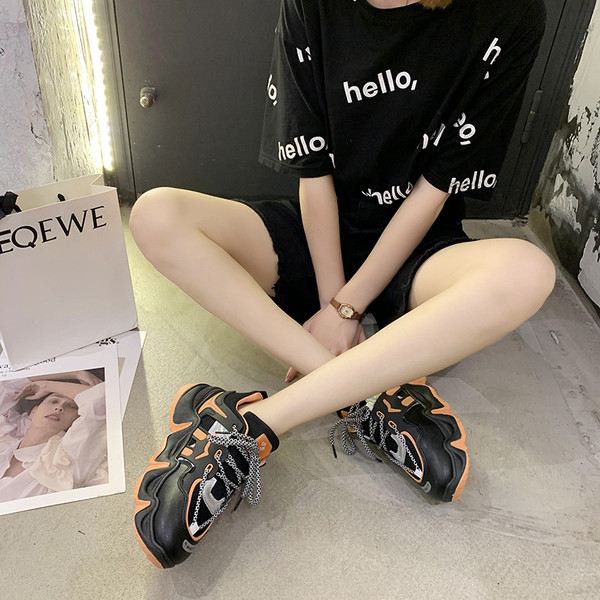 Σύγχρονα γυναικεία αθλητικά παπούτσια με χρωματιστή τραχιά σόλα και κορδόνια