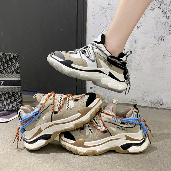 Μοντέρνα γυναικεία αθλητικά παπούτσια με κορδόνια