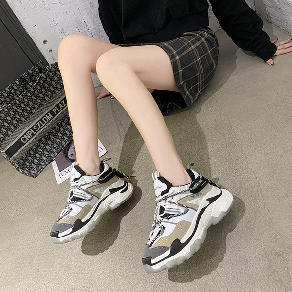 Μοντέρνα γυναικεία αθλητικά παπούτσια με κορδόνια