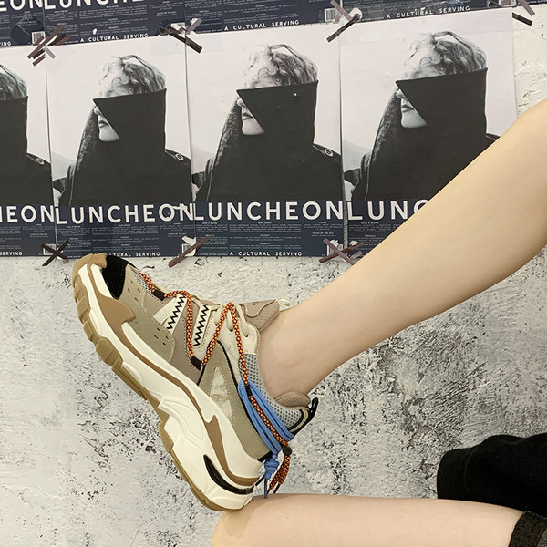 Μοντέρνα γυναικεία αθλητικά παπούτσια με κορδόνια