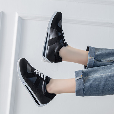 Légáteresztő anyagból készült sport és alkalmi női tornacipő