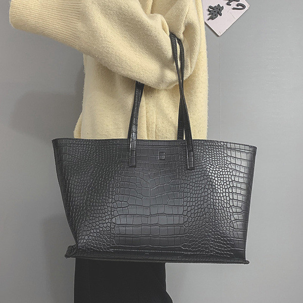 Casual γυναικεία τσάντα από οικολογικό δέρμα με κοντή λαβή - κλασικό μοντέλο