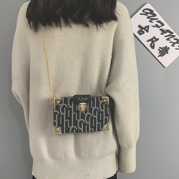 Γυναικεία καθημερινή τσάντα με μεγάλη μεταλλική αλυσίδα