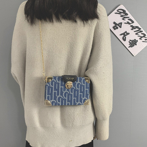 Γυναικεία καθημερινή τσάντα με μεγάλη μεταλλική αλυσίδα