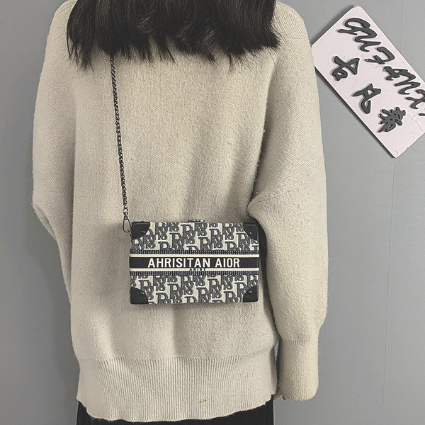 Γυναικεία καθημερινή τσάντα με μεγάλη μεταλλική αλυσίδα