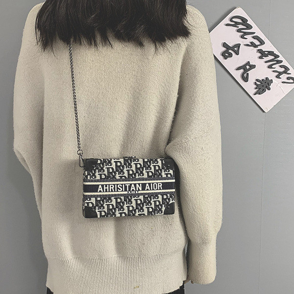 Γυναικεία καθημερινή τσάντα με μεγάλη μεταλλική αλυσίδα